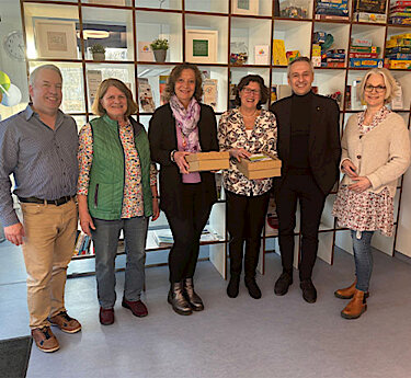 Jean-Marie Leone (Stadtrat), Rosmarie Ehm (Sozialreferentin), Daniela Nette-Schmitt, Helga Drexler, Norbert Seidl (Erster Bürgermeister), Daniela Schulte (Ehrenamtskoordinatorin) Jean-Marie Leone (Stadtrat), Rosmarie Ehm (Sozialreferentin), Daniela Nette-Schmitt, Helga Drexler, Norbert Seidl (Erster Bürgermeister), Daniela Schulte (Ehrenamtskoordinatorin)